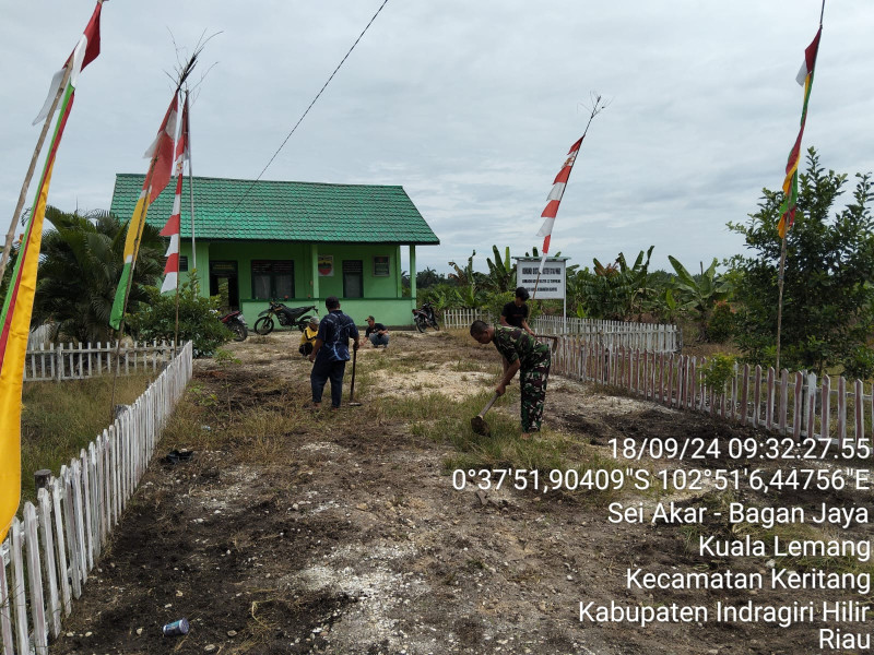 Jaga Kebersihan, Babinsa Koramil 03/Tpl Dibantu Warga Binaan Laksanakan Goro Bersihkan Pos Ramil Kempas