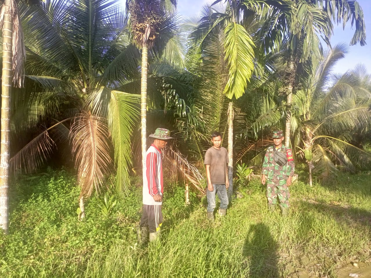 Patroli Karhutla Bersama Petani dan Babinsa Koramil 04/Kuindra