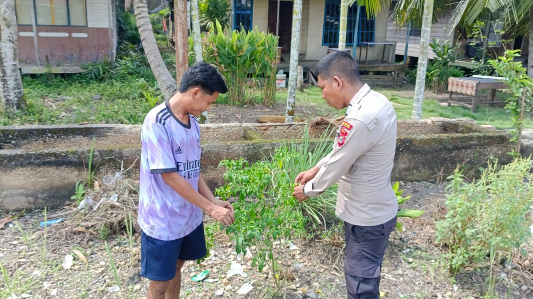 Tingkatkan Produktivitas Ekonomi Warga, Personel Polsek Enok Ajak Warga Manfaatkan Pekarangan Rumah