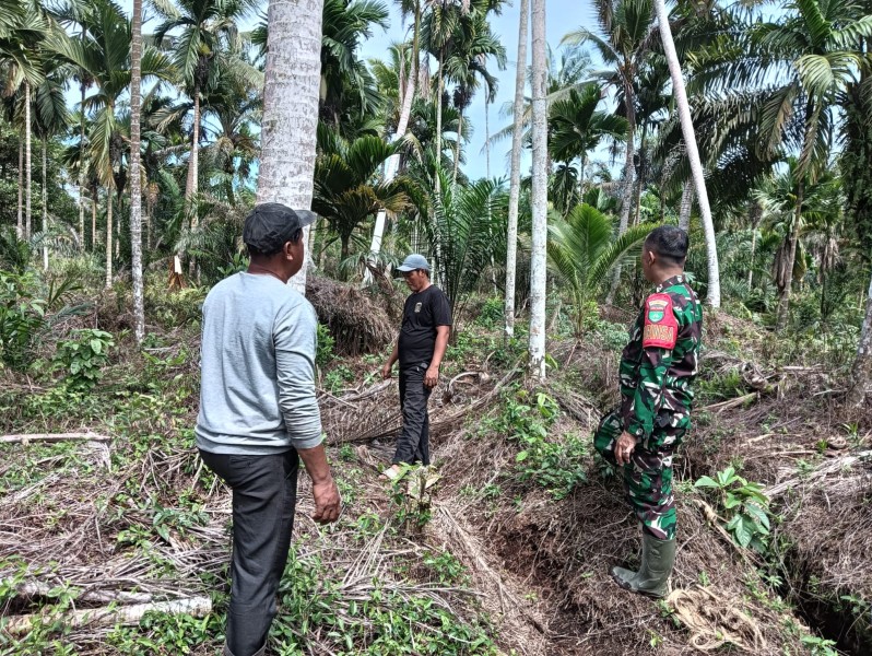 Babinsa Koramil 07/RTH Laksanakan Patroli Tapal Batas di Ktl Benteng