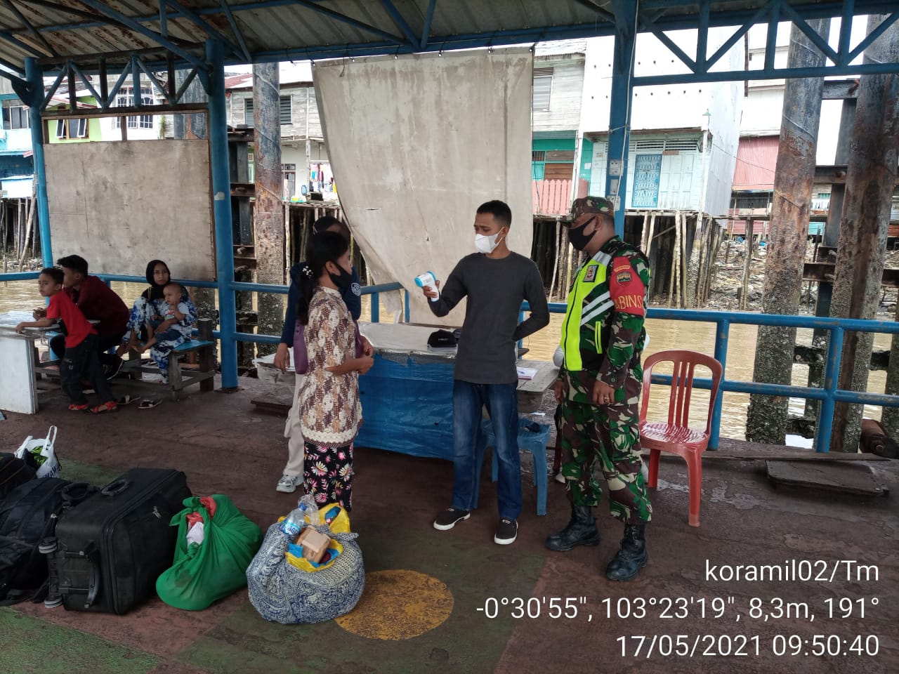 Tegakkan Protkes, Koramil 02/Tanah Merah Pantau Arus Balik di Pelabuhan Kuala Enok