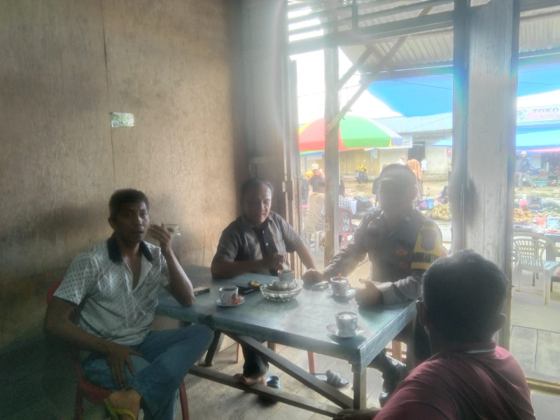 Giat Sambang dan Sosialisasi Pemilu Damai Bersama Bhabinkamtibmas Desa Simpang Gaung Aiptu Safrizal Zufri dan Babinsa Simpang Gaung