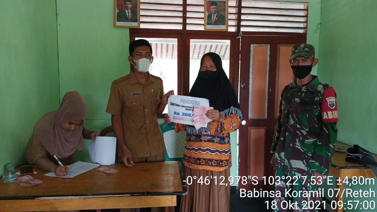 Babinsa Sungai Mahang Dampingi Penyaluran BLT