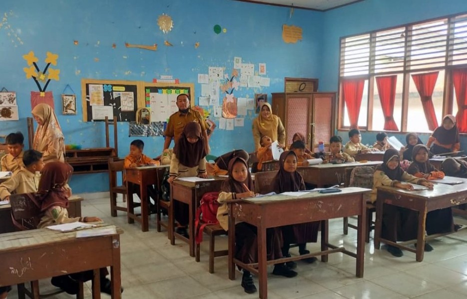 Tingkatkan Mutu Pendidikan, Korwil Pendidikan Rengat Pantau Asesmen di SDN 021 Pasir Kemilu