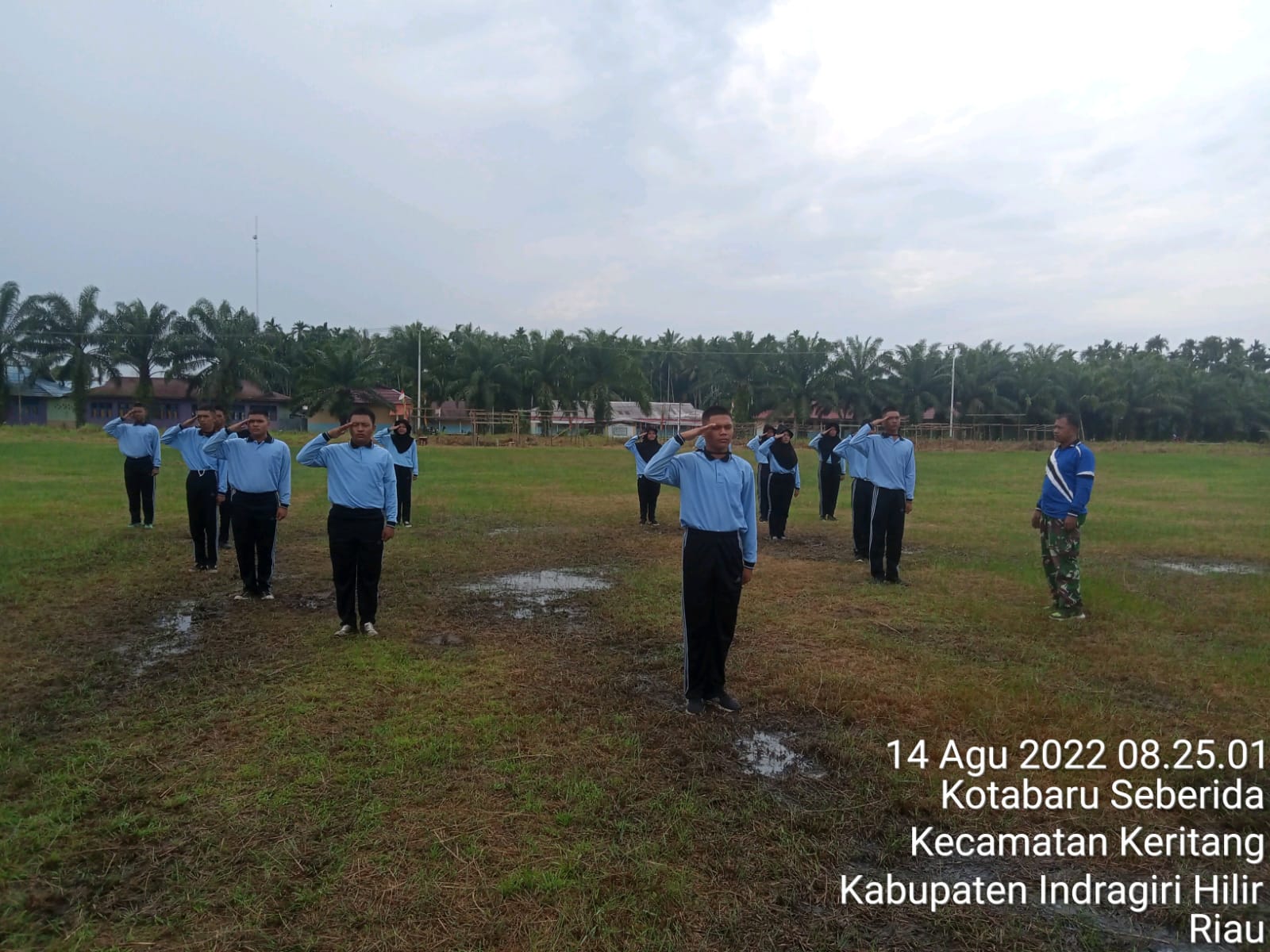 Babinsa Peltu Gusmar Latih Paskibraka Kecamatan Keritang