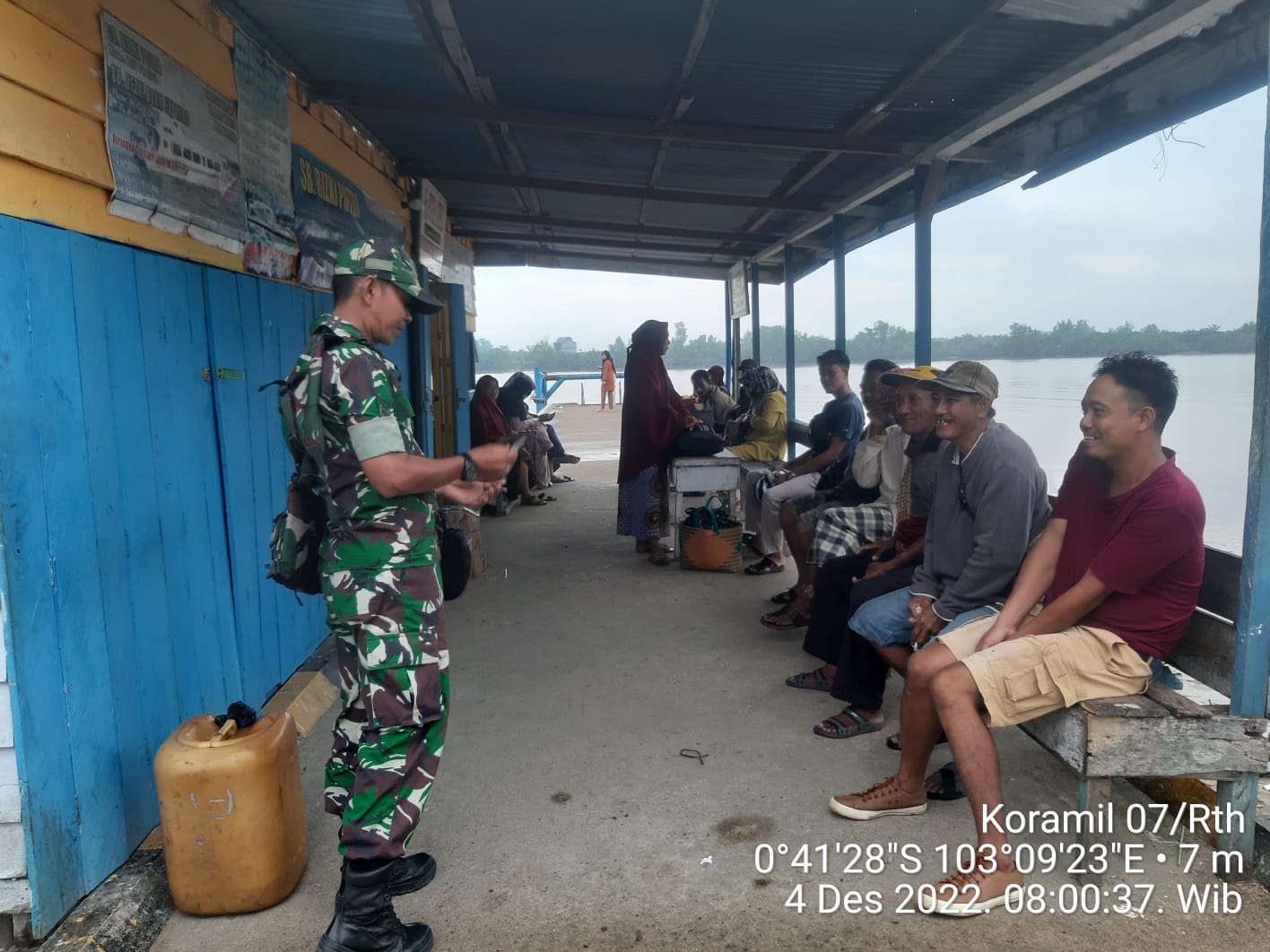 Pengecekan dan Pengawasan Oleh Babinsa Koramil 07/Reteh di Pelabuhan