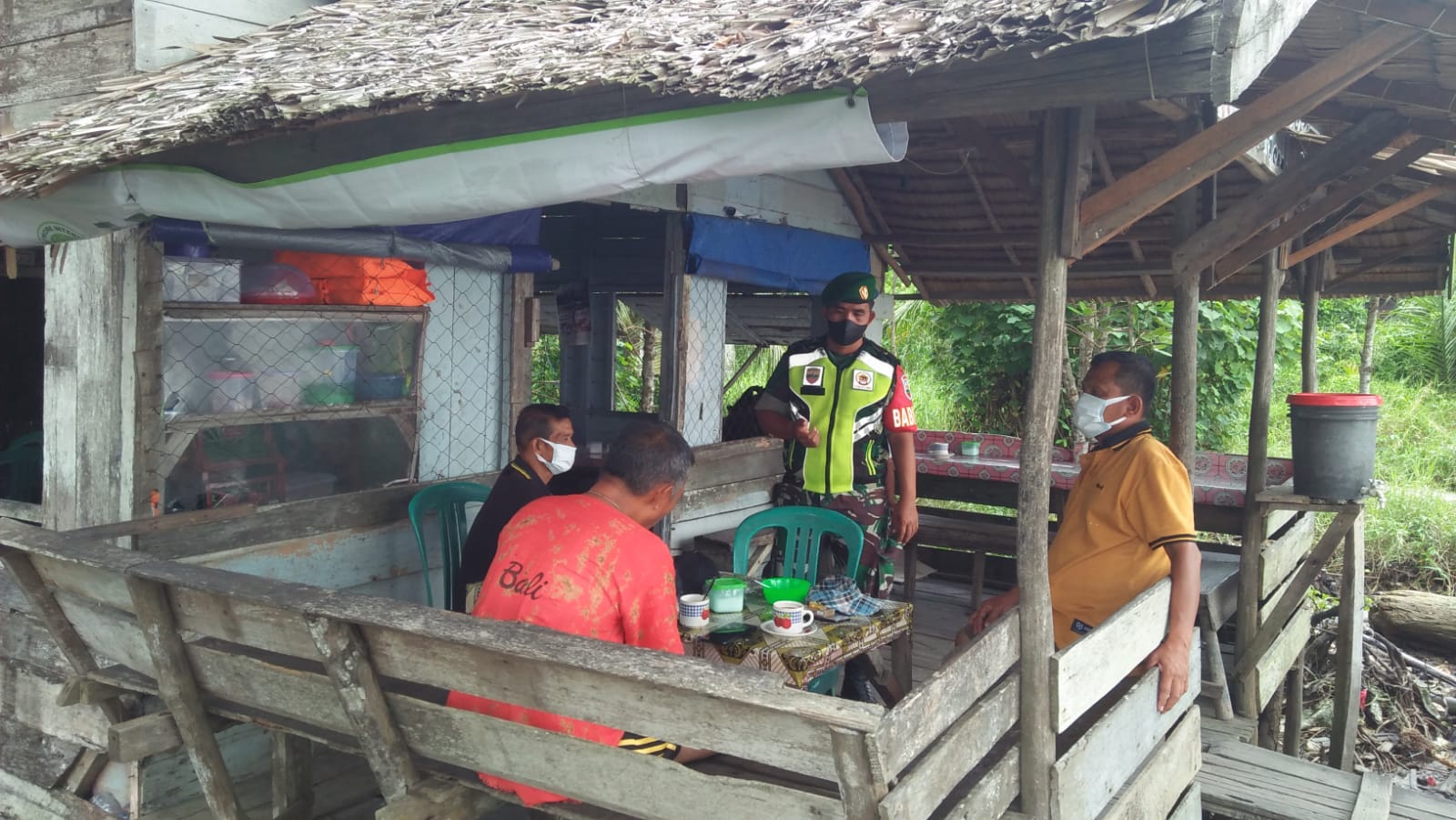 Penegakan Disiplin Prokes Oleh Serda Mas Yayat di Seputaran Kantin Pelabuhan