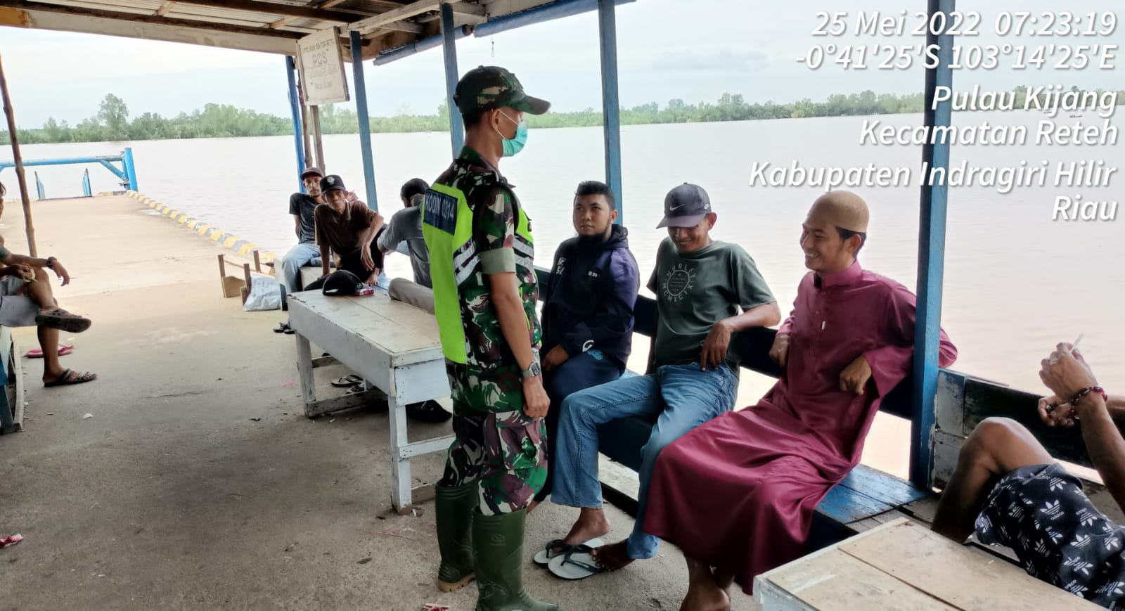 Babinsa Koramil 07/Reteh Giat Lakukan Pengecekan dan Pengawasan Terhadap Prokes