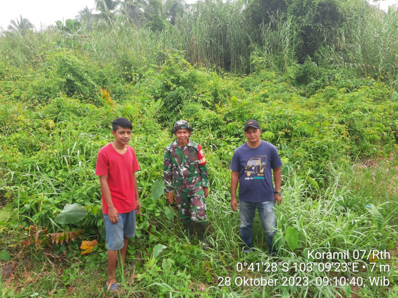 Babinsa Koramil 07/Reteh Lakukan Patroli Karhutla Guna Mencegah Kebakaran di Wilayah