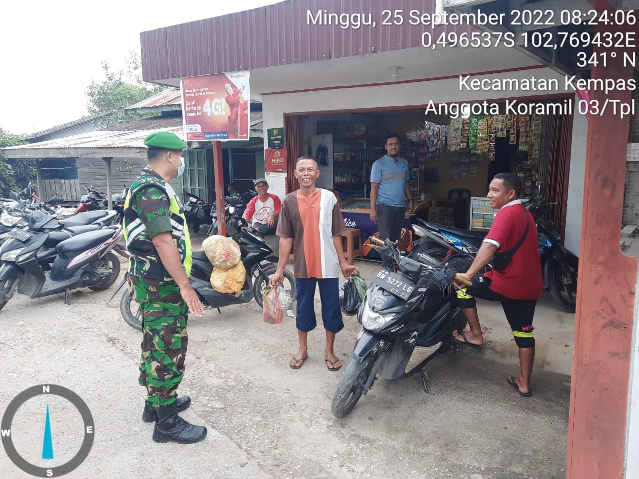 Sambil Patroli Keliling Desa, Babinsa 03/Tempuling Lakukan Komsos Dengan Warga