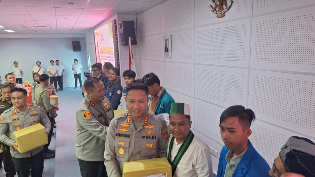 Berbagi Itu Indah, Polda Kepri Bagikan Paket Sembako dalam Bhakti Sosial Sambut Ramadan 1446 H Berbagi Itu Indah, Polda Kepri Bagikan Paket Sembako dalam Bhakti Sosial Sambut Ramadan 1446 H