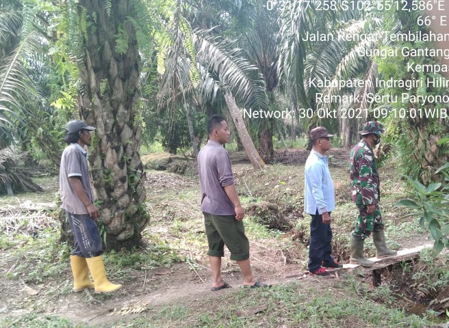 Jaga Wilayah Dari Karlahut, Babinsa 03/Tempuling Rangkul Masyarakat Lakukan Patroli