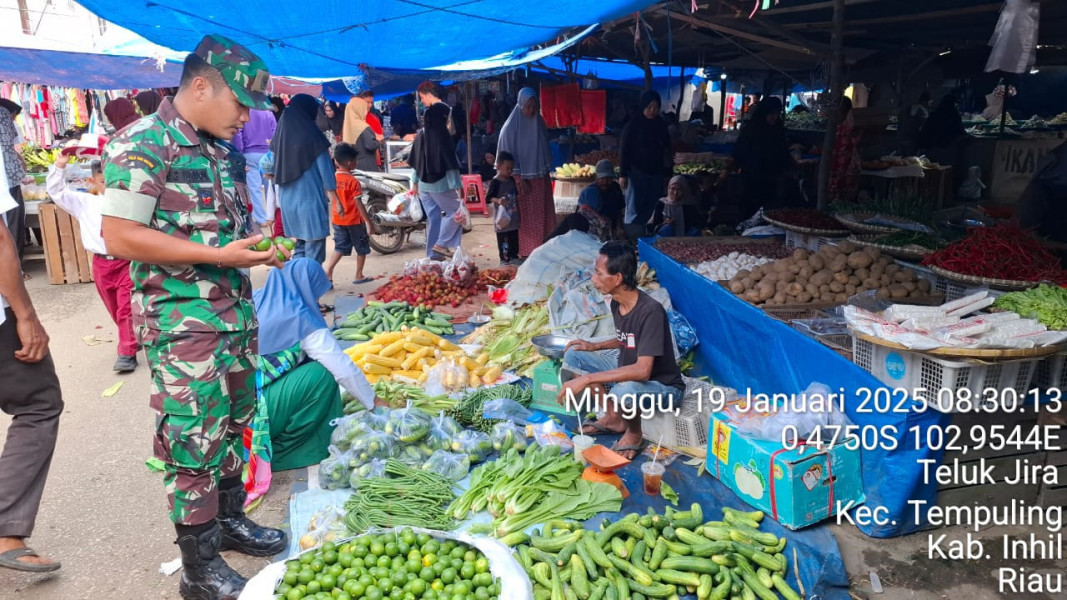 Sambil Komsos, Babinsa Koramil 03/ Tempuling Cek Harga Sembako di Pasar Tradisional