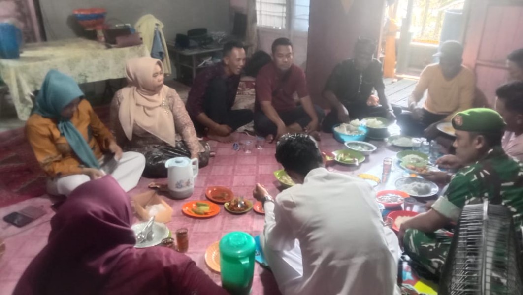 Babinsa Koramil 04/Kuindra Laksanakan Komsos untuk Meningkatkan Hubungan Silaturrahmi dan Kesadaran Masyarakat