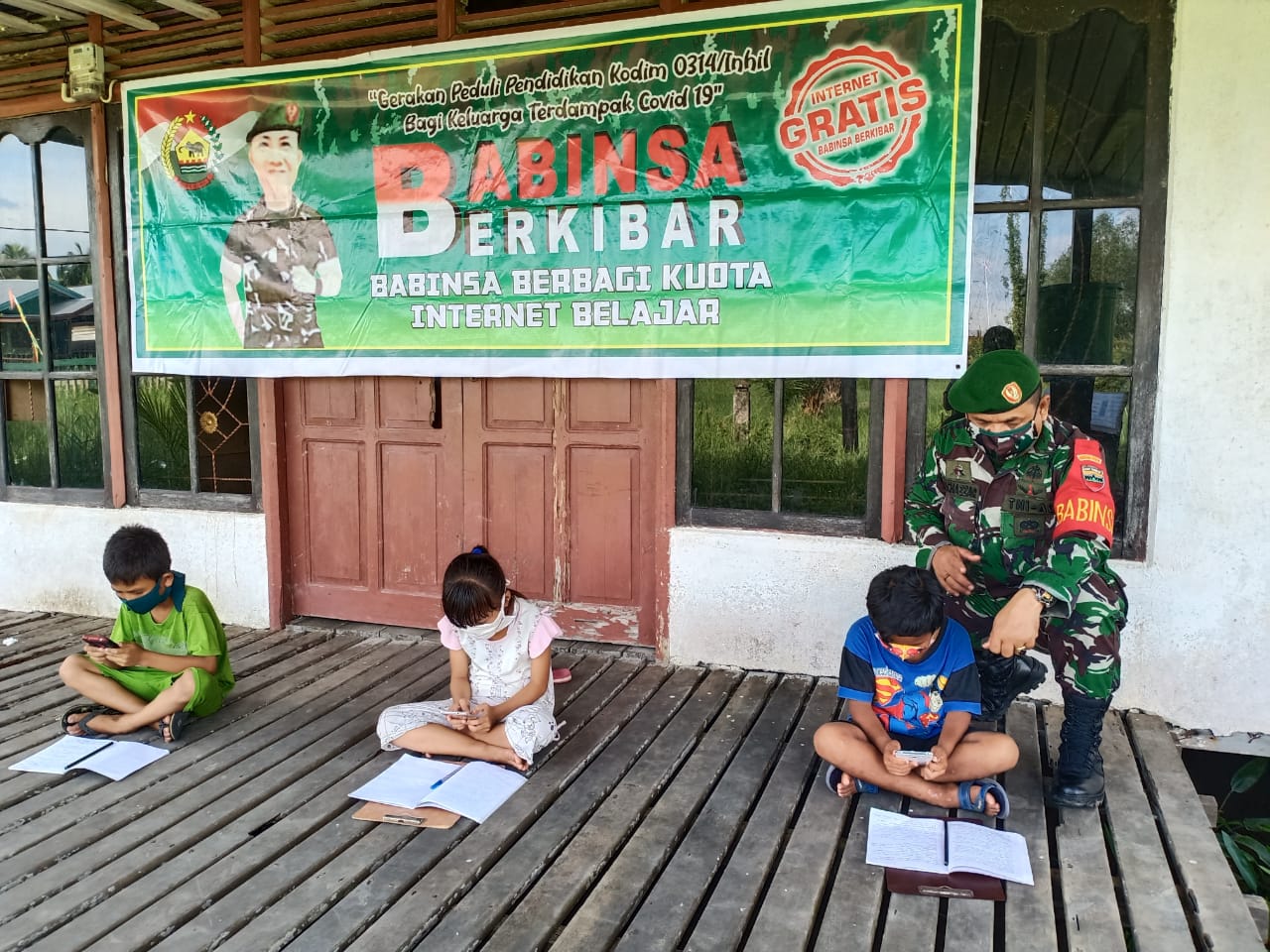 Koramil 04/Kuindra 'Berkibar' Bersama Anak-anak Desa Tanjung Lajau