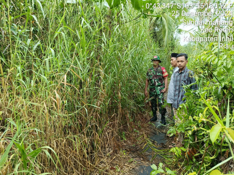 Patroli Karhutla: Babinsa Koramil 07/Reteh dan Masyarakat Desa Bersinergi