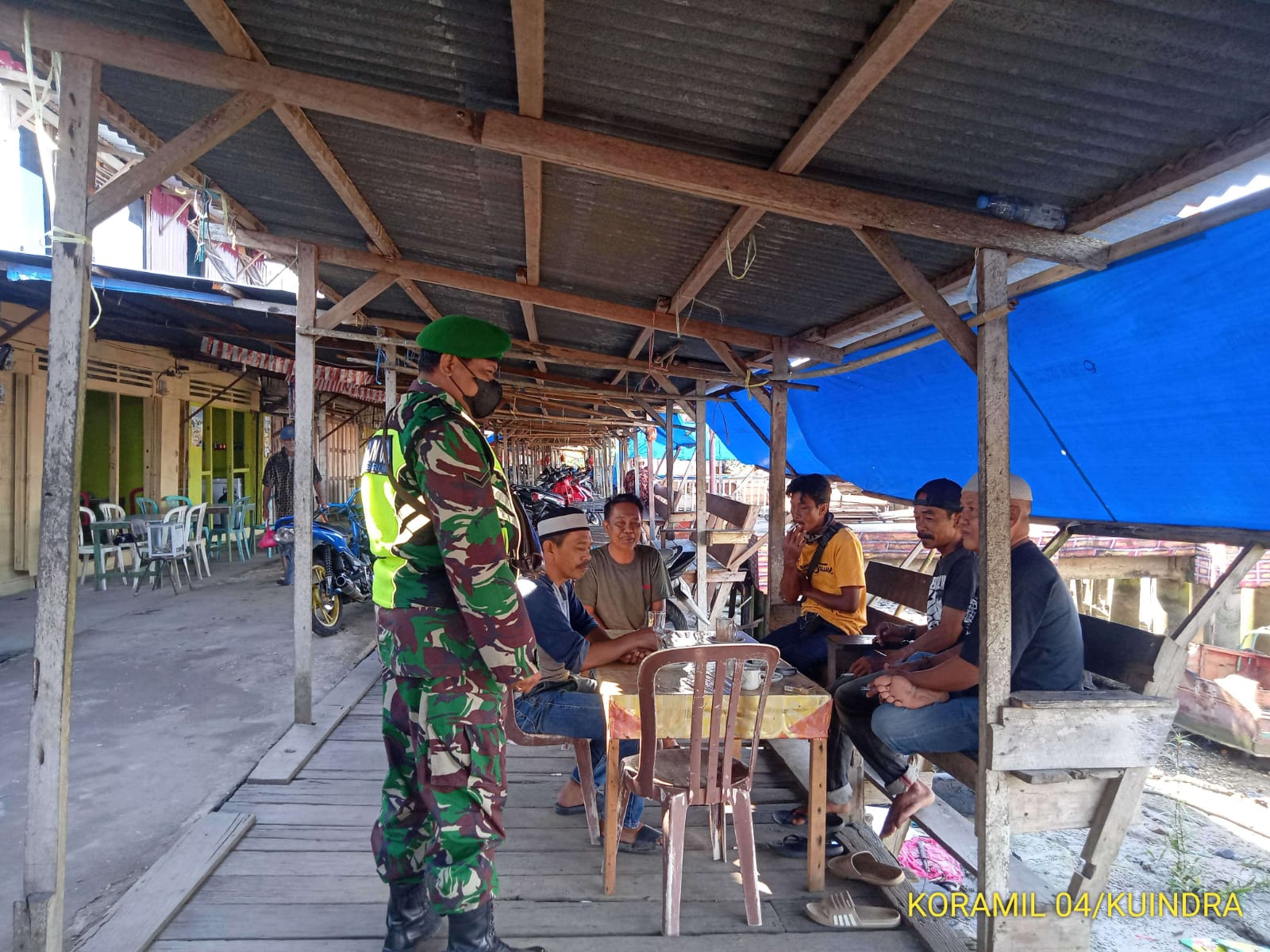 Penegakan Disiplin Prokes Oleh Anggota Koramil 04/Kuindra di Jalan Belibis Kelurahan Sapat