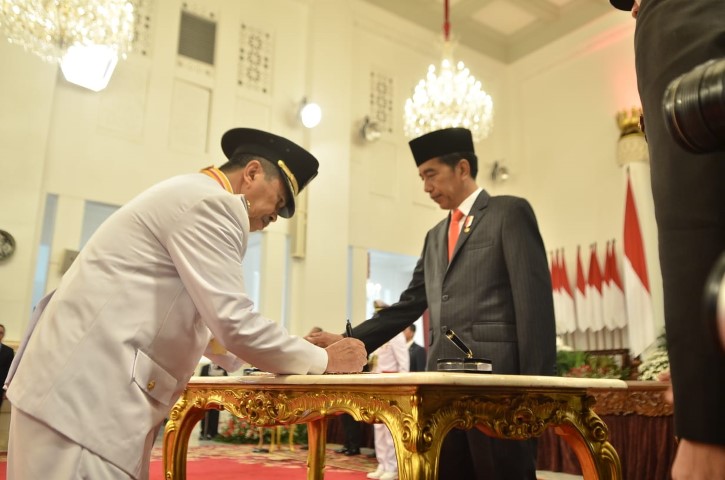 Jokowi Lantik Syamsuar Jadi Gubernur Riau 2019-2024.