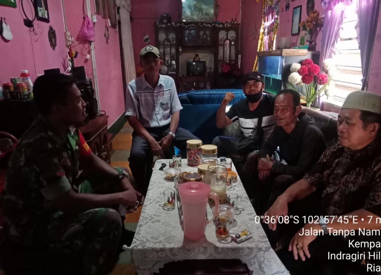 Sambangi Tomas Babinsa Koramil 03/Tempuling Bina Keakraban