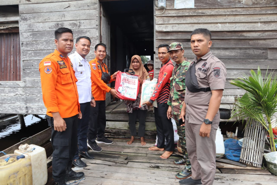 Camat Talang Muandau Serahkan Bantuan Sembako Kepada Warga Yang Terkena Banjir