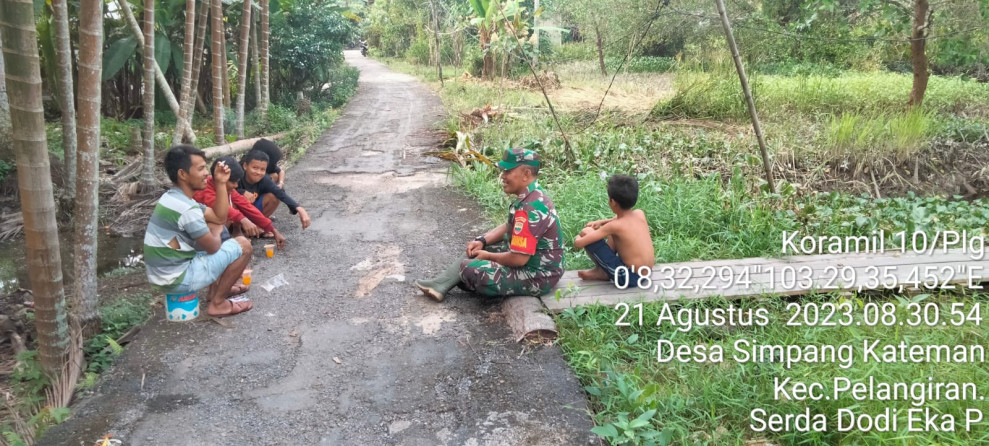 Babinsa Koramil 10/Pelangiran Himbau Warga Agar Berhati-hati Jika Memancing Ikan Di Sungai Ataupun Di Rawa