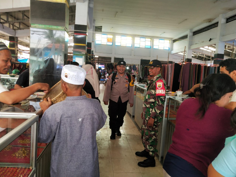 Babinsa Koramil 09/Kmg Lakukan Pemantauan Terhadap Pasar Tradisional Terkait Transaksi