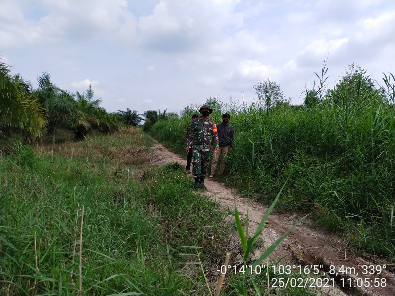 Gencar Bersama Warga Tasik Raya, Serda P Sitompul Lakukan Patroli Karhutla