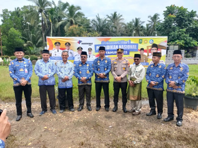 Bersama Unsur Forkopimcam, Kapolsek Kempas Hadiri Upacara Hardiknas dan Tanam 100 Bibit Pohon.
