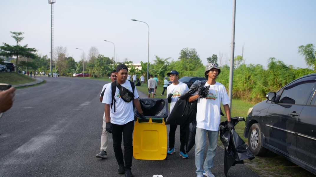 Bersihkan Stadion Riau, Volunteer PLN Kumpulkan Sampah Plastik untuk Didaur Ulang
