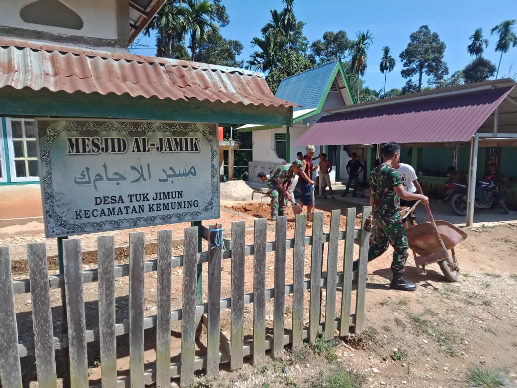 Danramil 09/Kemuning Aktif Lakukan Gotong Royong Bersama Warga