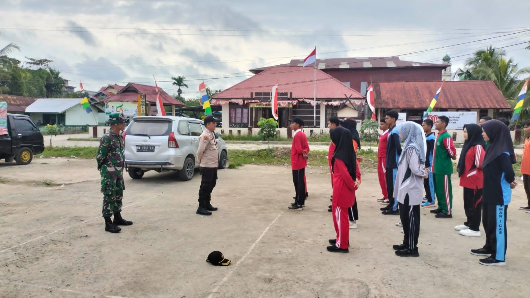 Babinsa 05/Gas Bersama Personil Polsek Gelar Latihan Paskibraka Dalam Rangka Menyambut HUT - RI KE-80