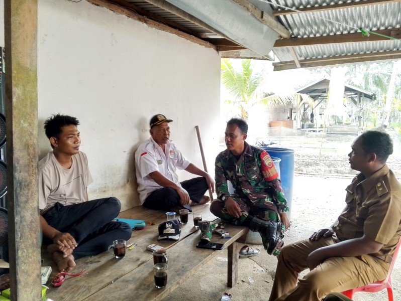 Babinsa Koramil 03/Tempuling Rutin Lakukan Komsos dengan Warga dan Pantau Wilayah Binaan