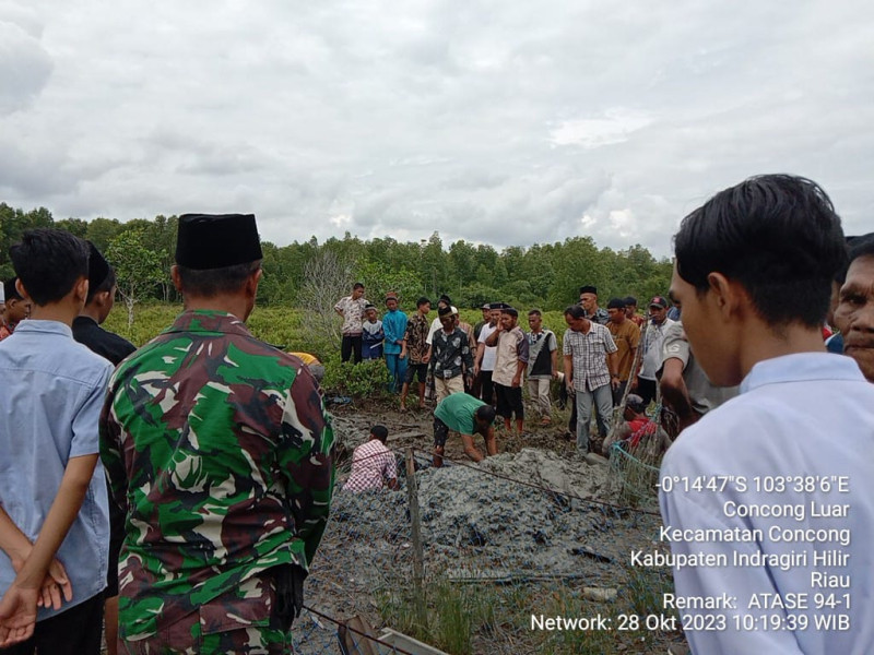 Ikut Berbelasungkawa, Danpos Ramil Concong Koramil 04/Kdr Pelda Sri Wahyono Antarkan Jenazah Ke Pemakaman