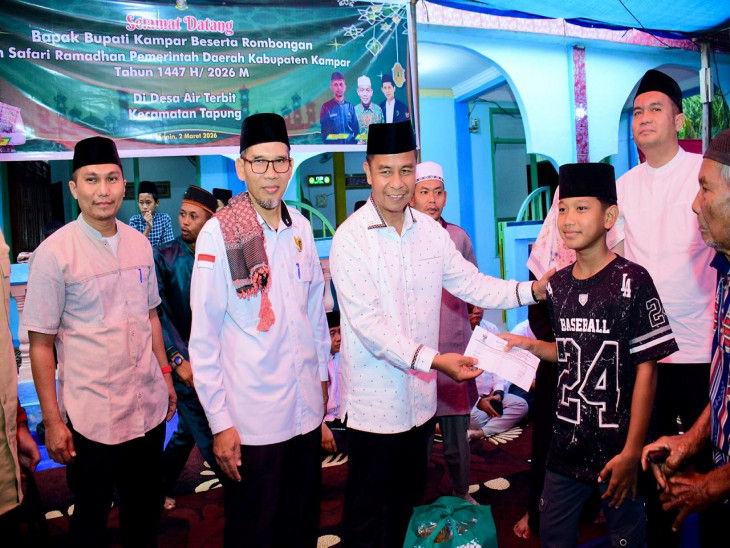 Bupati Kampar Ahmad Yuzar Pimpin Safari Ramadhan di Air Terbit, Serahkan Bantuan untuk Masjid dan Masyarakat