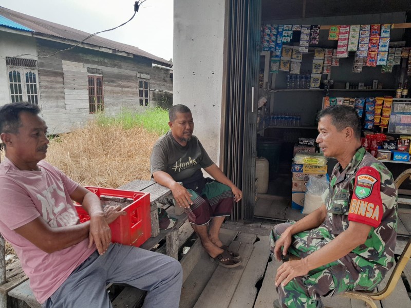 Babinsa Koramil 07/Reteh Laksanakan Pengawasan SDM untuk Meningkatkan Hubungan Harmonis dengan Warga Binaan