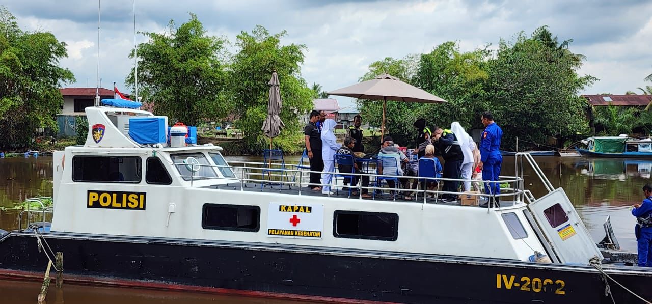 Warga Kaget, Polairud “Door to Door” Berikan Layanan Kesehatan Bagi Warga di Pesisir Sungai Siak
