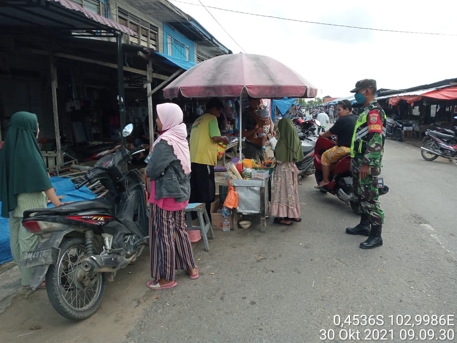 Pantau Pasar Sungai Salak, Babinsa Koramil 03/Tempuling Imbau Masyarakat Patuhi Prokes