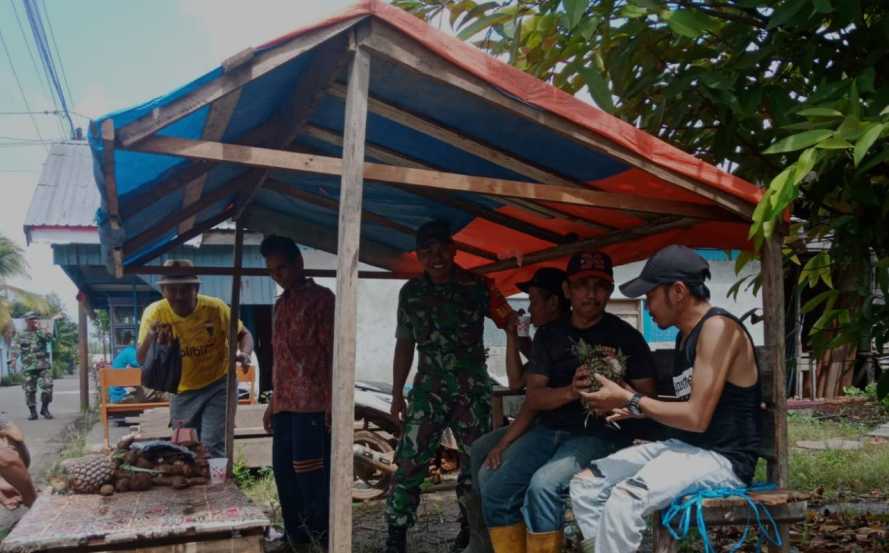 Jalin Keakraban, Babinsa 03/TPL Komunikasi Sosial Dengan Pedagang