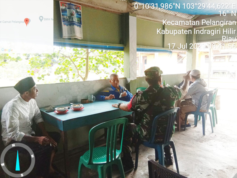 Ciptakan Suasana Harmonis, Babinsa Koramil 10/Pelangiran Mempererat Silaturahim Antar Sesama