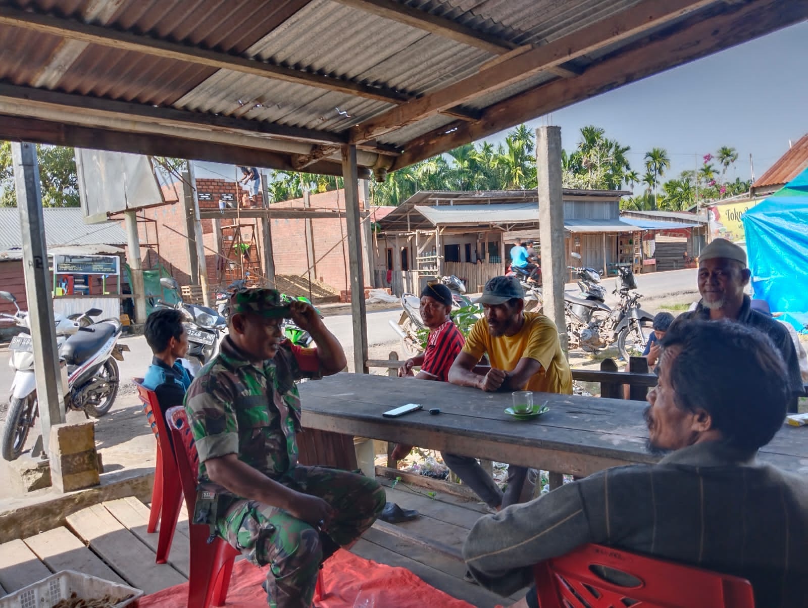 Di Warung Kopi, Babinsa 03/Tempuling Gunakan Kesempatan Berkomunikasi Dengan Warganya
