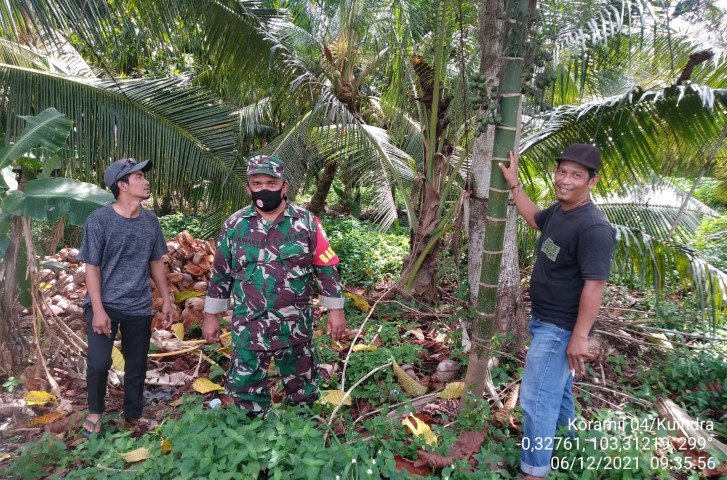 Antisipasi Karhutla, Babinsa 04/Kuindra Rutin Melakukan Patroli Karhutla di Desa Binaan