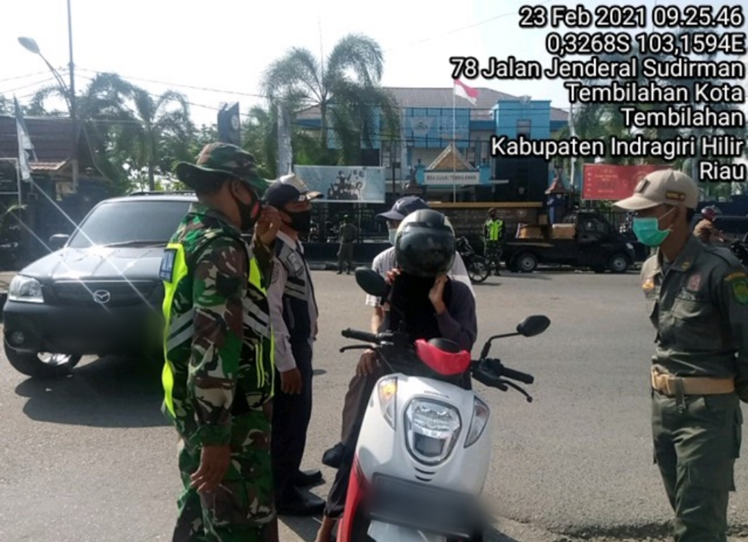 Penegakkan Protkes di Tembilahan, Babinsa Koramil 06/Kateman Ikut Andil