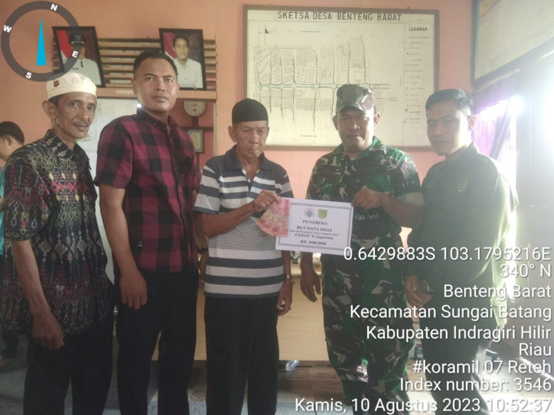Penyaluran Dana BLT Bersama Babinsa Desa Benteng Barat Kepada Masyarakat Penerima Manfaat