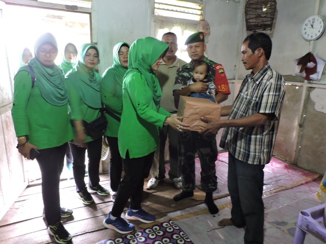 Kunjungi Rumah Aladin, Istri-Istri TNI di Inhil ini Berikan Santunan Tali Asih