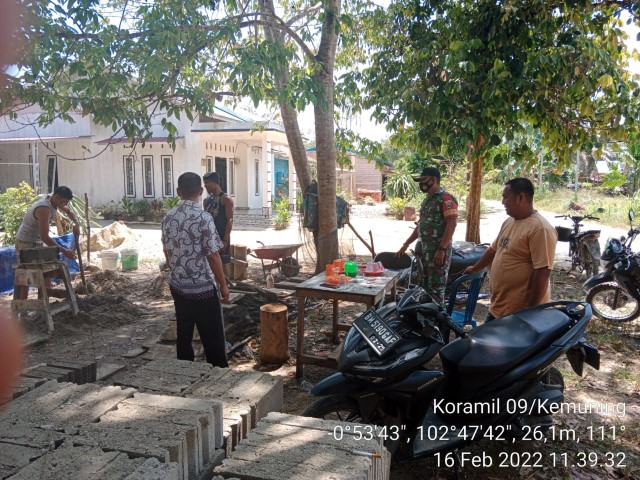 Babinsa Koramil 09/Kemuning Komsos Bersama Pembuat Batako di Desa Talang Jangkang