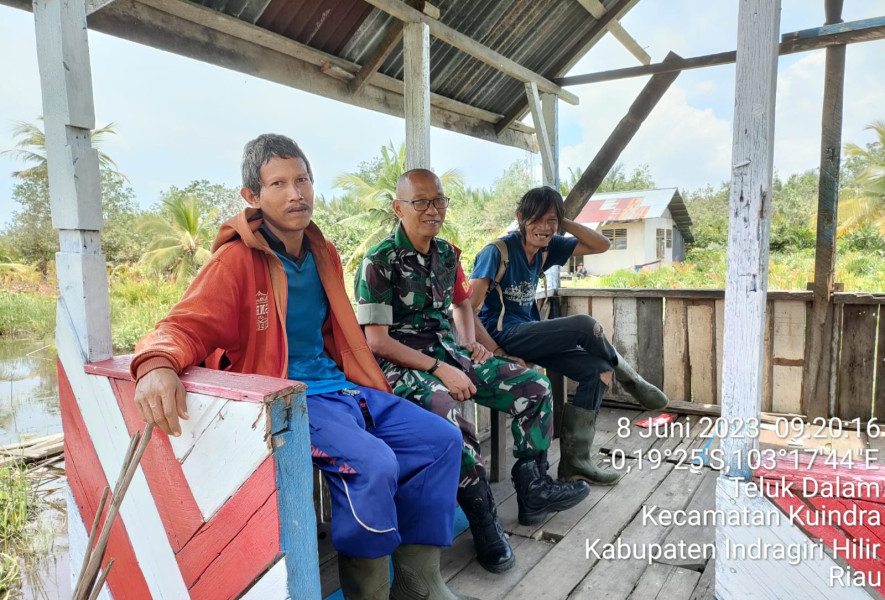 Babinsa Koramil 04/Kuindra Terus Ingatkan Warga Pada Saat Bepergian Hendak Mengecek Arus Listrik