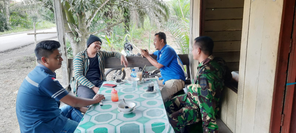 Tingkatkan Keamanan Melalui Komsos, Babinsa Desa Bayas Jaya Koramil 03/Tpl Sambangi Warga Binaan