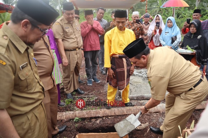 Sekda Inhil Lakukan Peletakan Batu Pertama Pembangunan TPQ Nurul Hidayah di Mandah