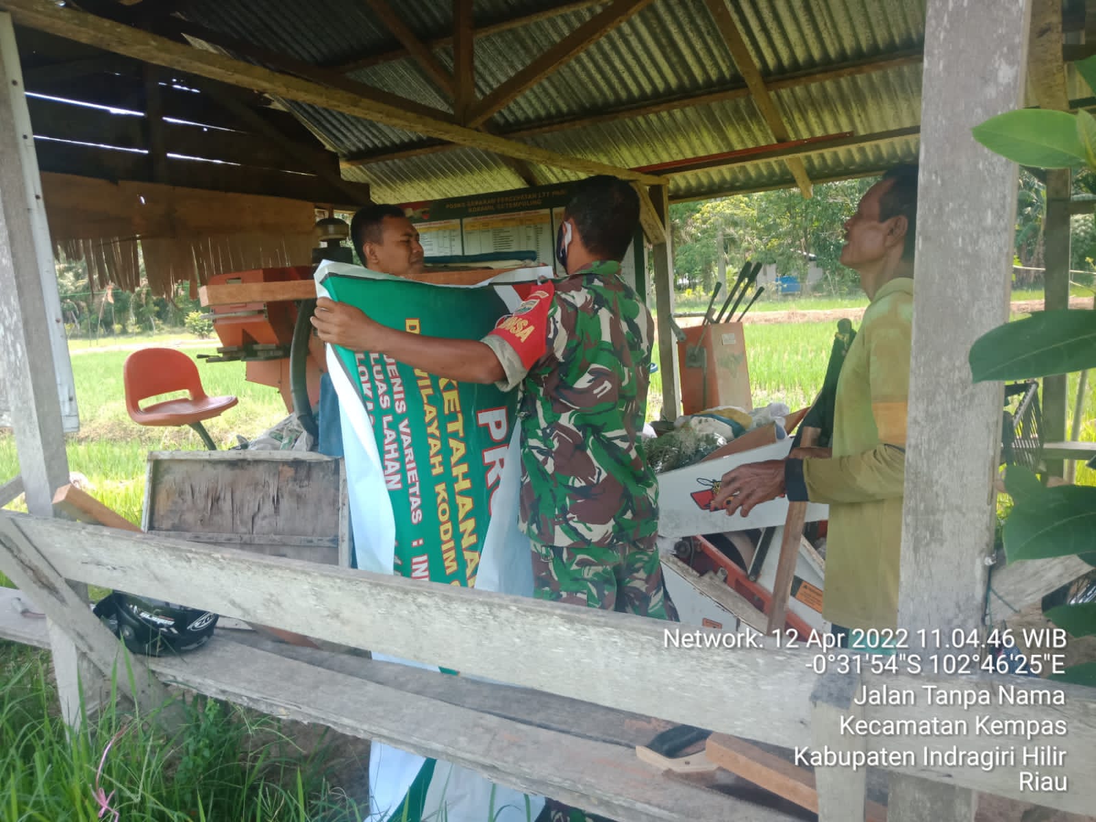 Siapkan Lahan Ketahanan Pangan, Babinsa Koramil 03/Tempuling Pasang Spanduk