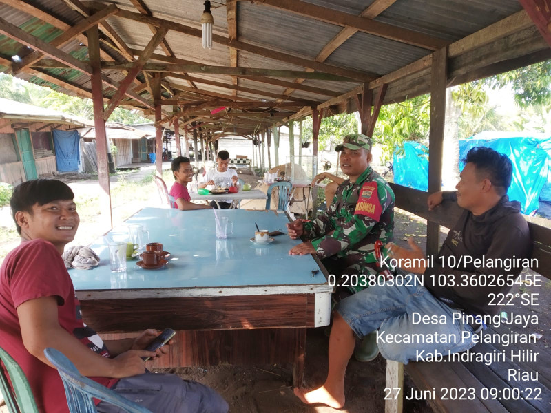 Babinsa Koramil 10/Pelangiran Jalin Tugas dan Komunikasi Yang Baik di Binaan